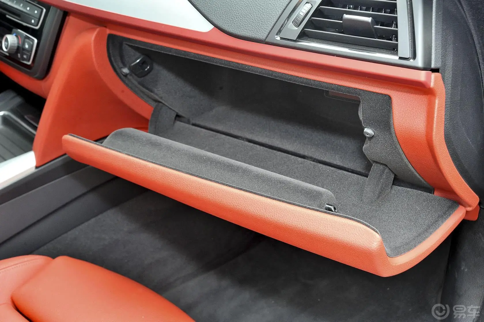 宝马4系双门轿跑车 435i xDrive 风尚设计套装手套箱