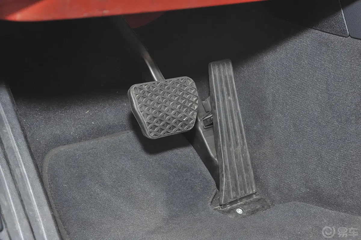 宝马4系双门轿跑车 435i xDrive 风尚设计套装脚踏板