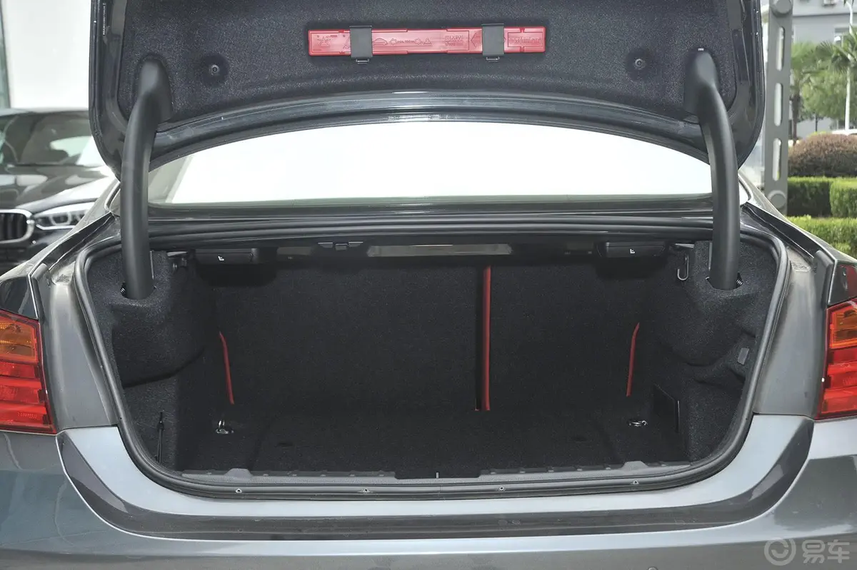宝马4系双门轿跑车 435i xDrive 风尚设计套装行李箱空间