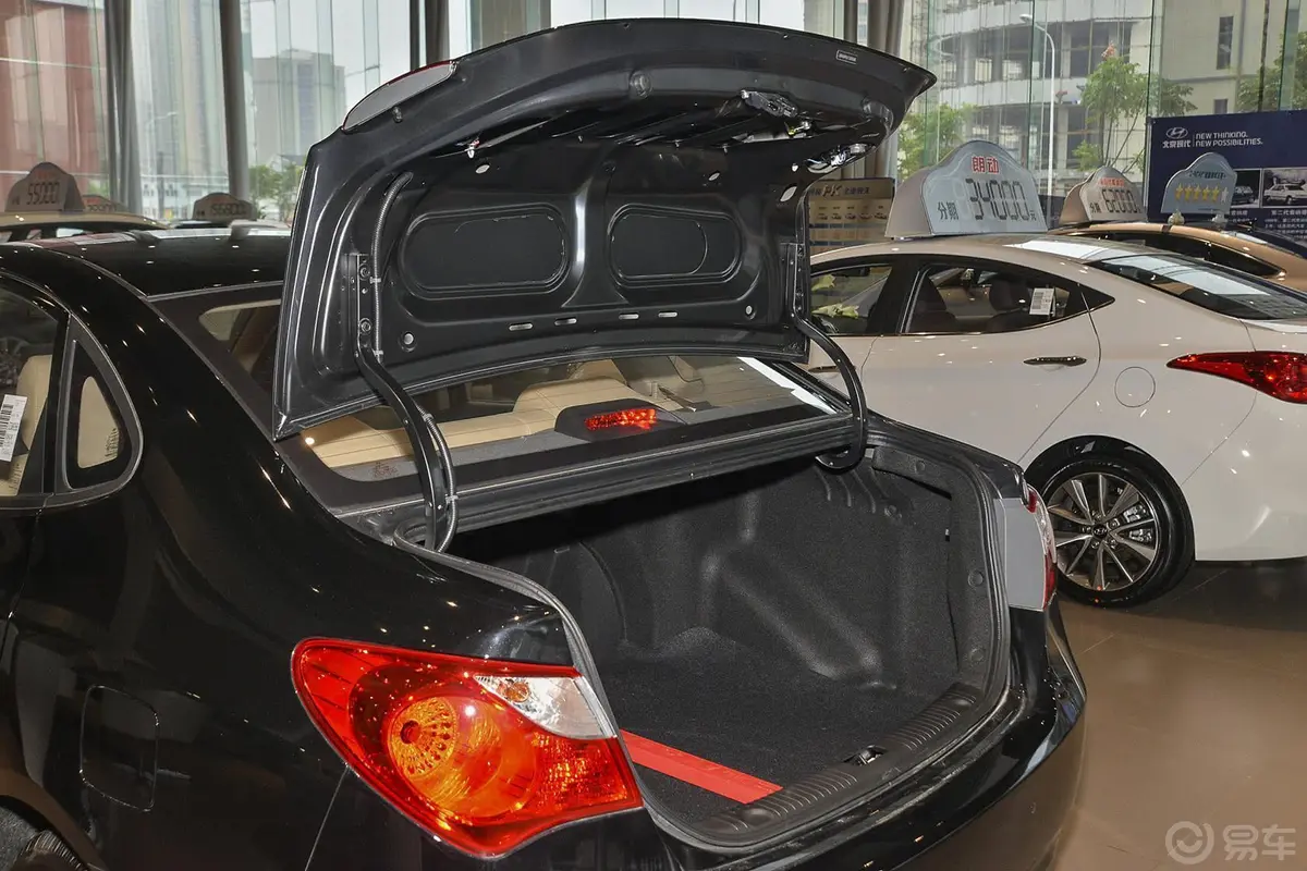悦动1.6L 自动 舒适型行李厢开口范围