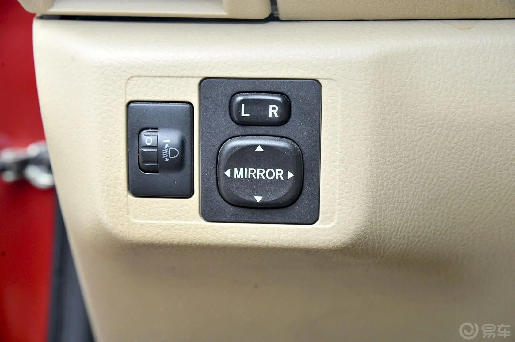 威驰1.5L 自动 智尊星光版外后视镜控制键