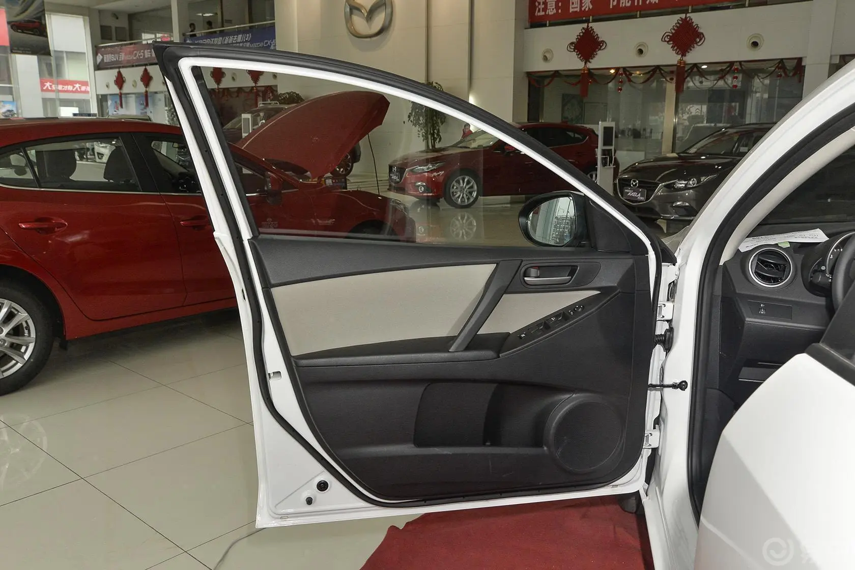 马自达3 星骋三厢 1.6L 自动 舒适型驾驶员侧车门内门板