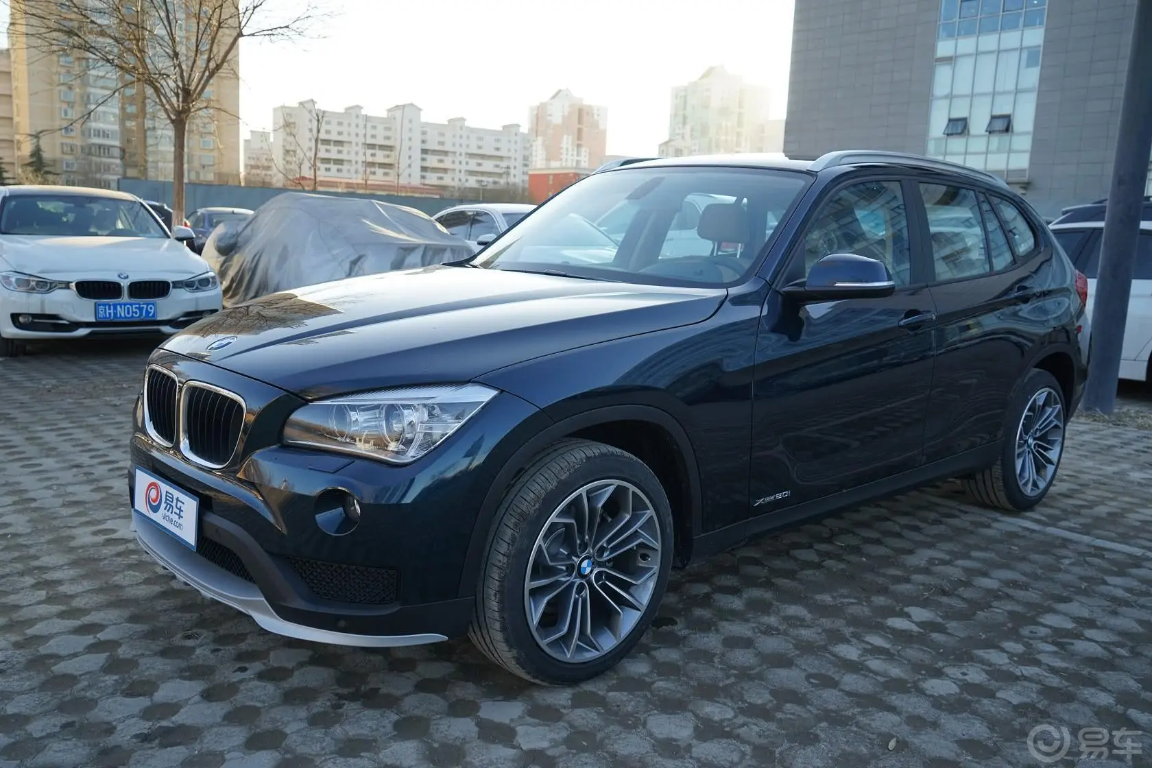 宝马X1xDrive20i 时尚晋级版侧前45度车头向左水平