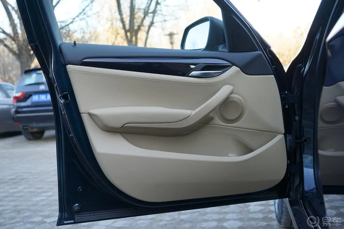 宝马X1xDrive20i 时尚晋级版驾驶员侧车门内门板