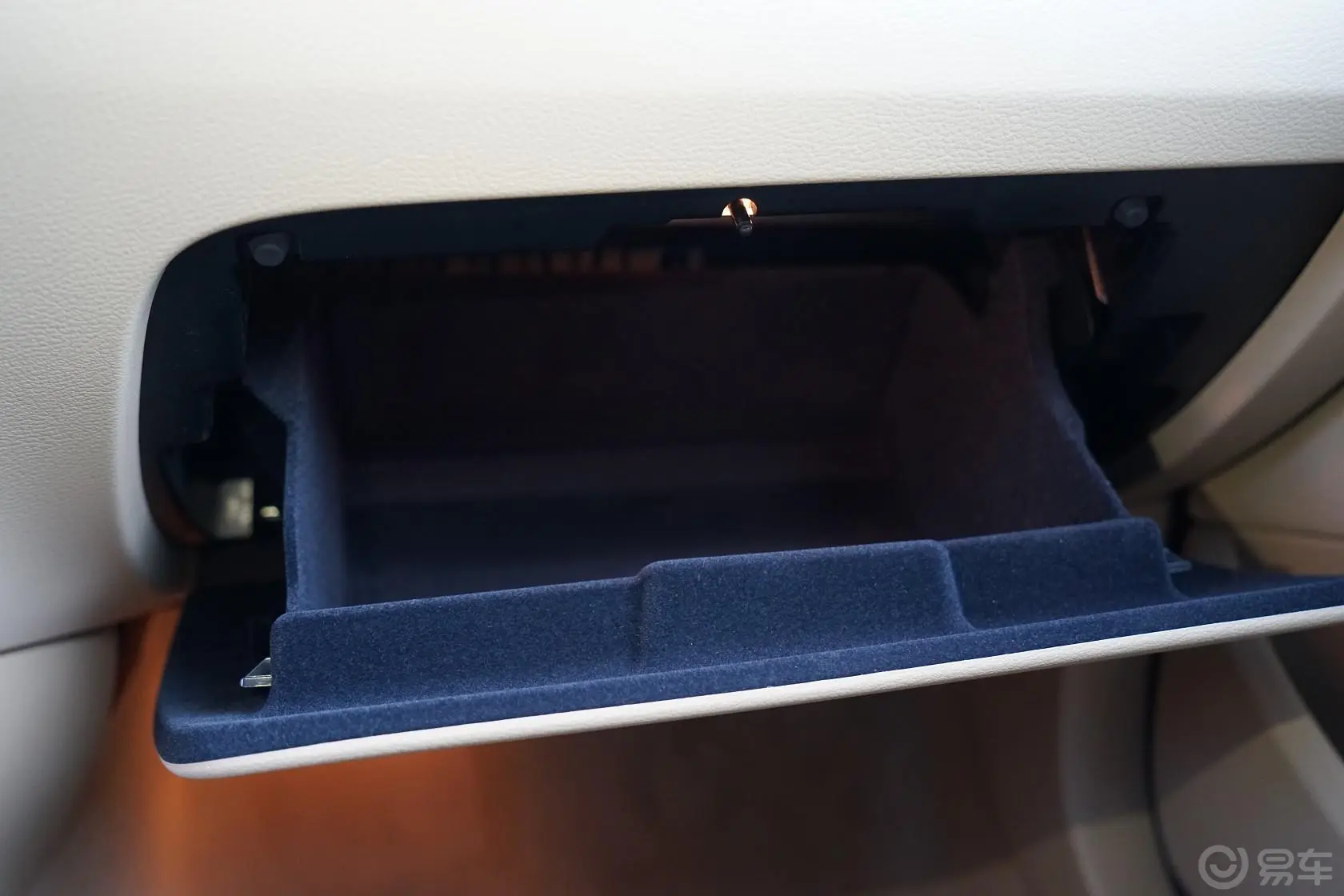 宝马X1xDrive20i 时尚晋级版手套箱