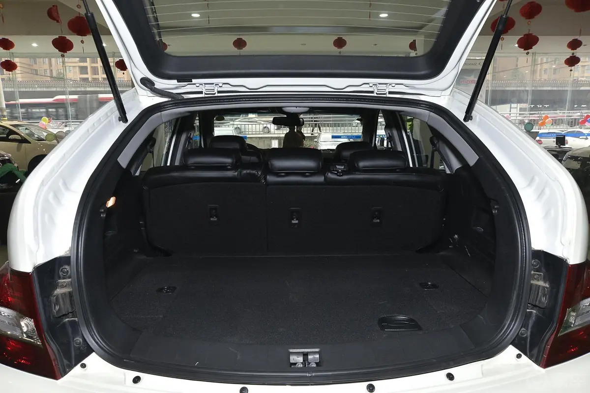 爱腾2.0T 柴油 四驱自动豪华版行李箱空间