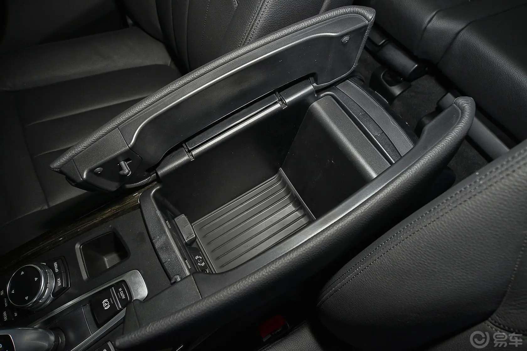 宝马X5(进口)xDrive35i 领先型前排中央扶手箱空间