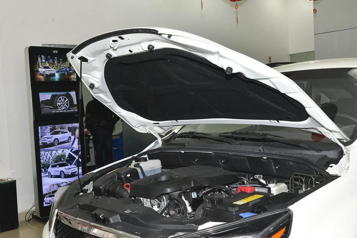 爱腾2.0T 柴油 四驱自动豪华版发动机盖开启