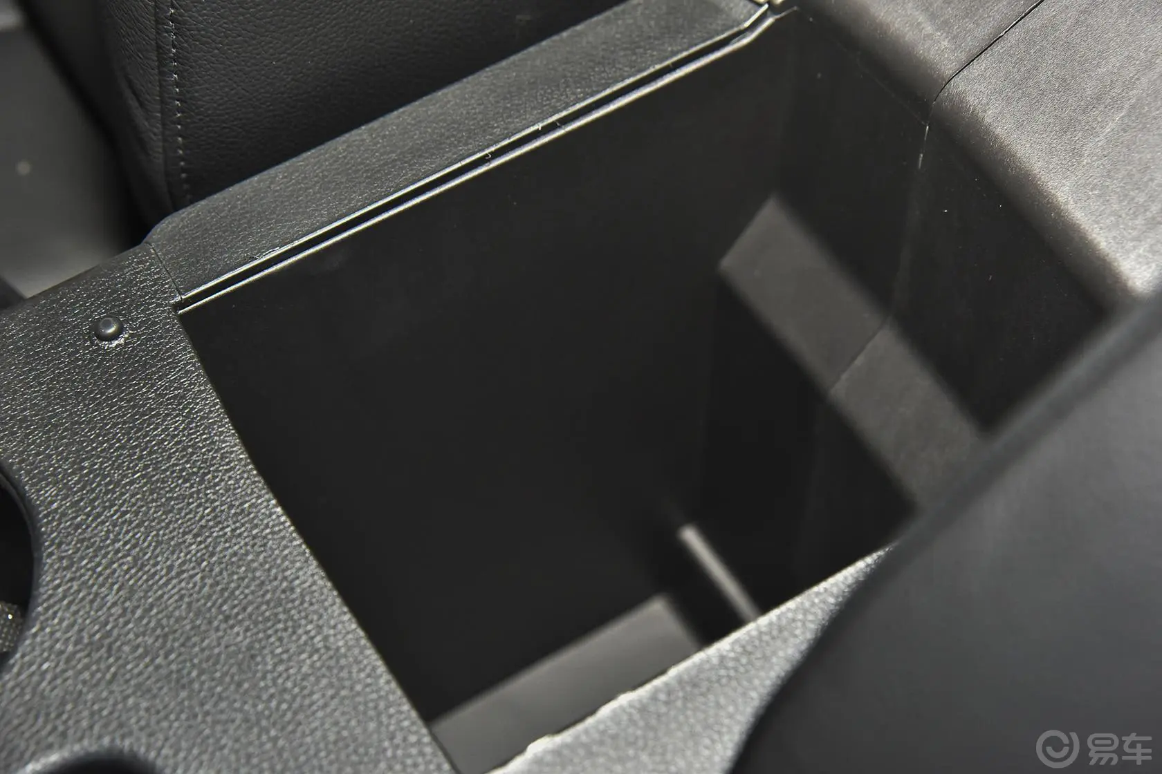 风神AX72.3L 自动 智尊型前排中央扶手箱空间