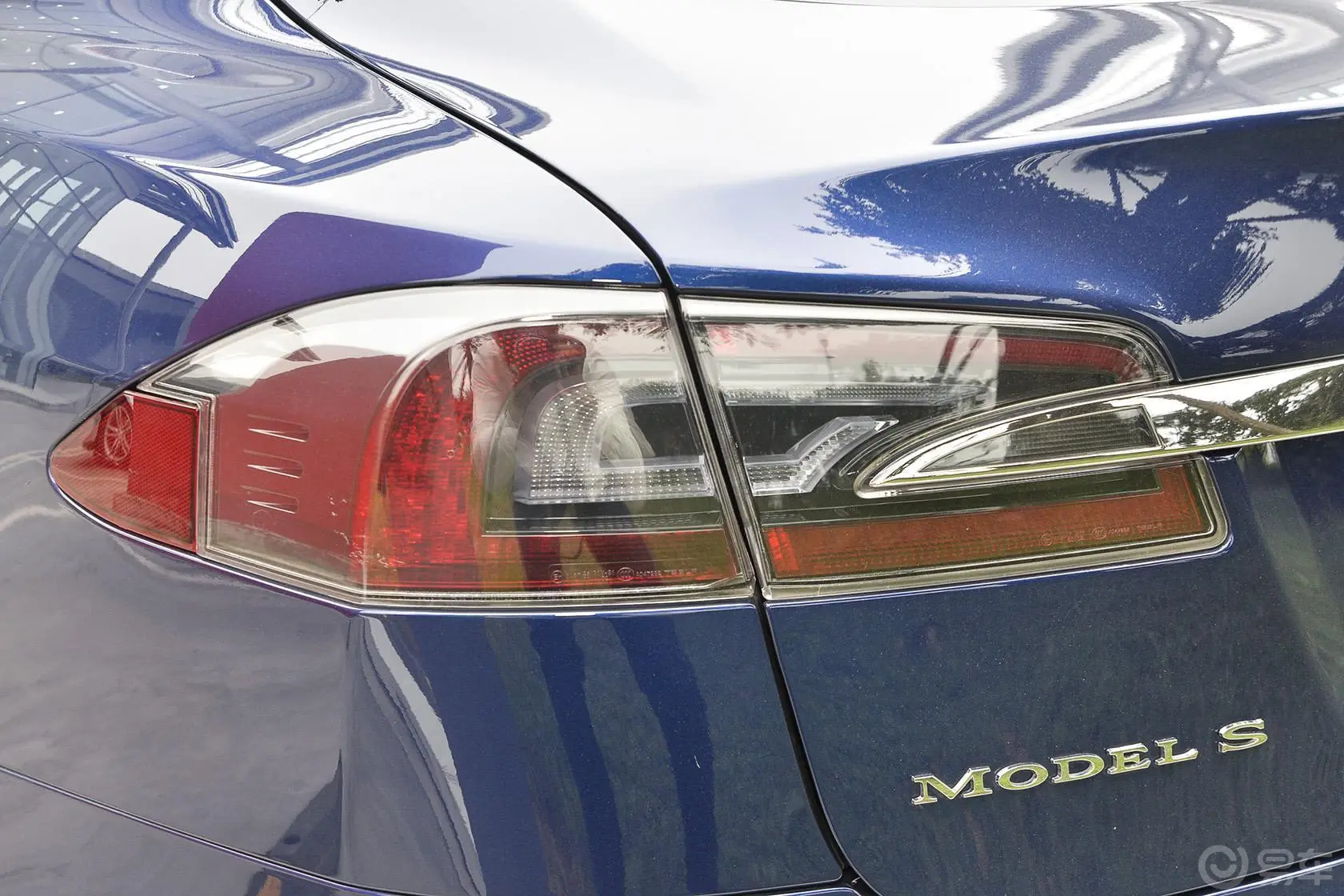 Model S70D尾灯侧45度俯拍