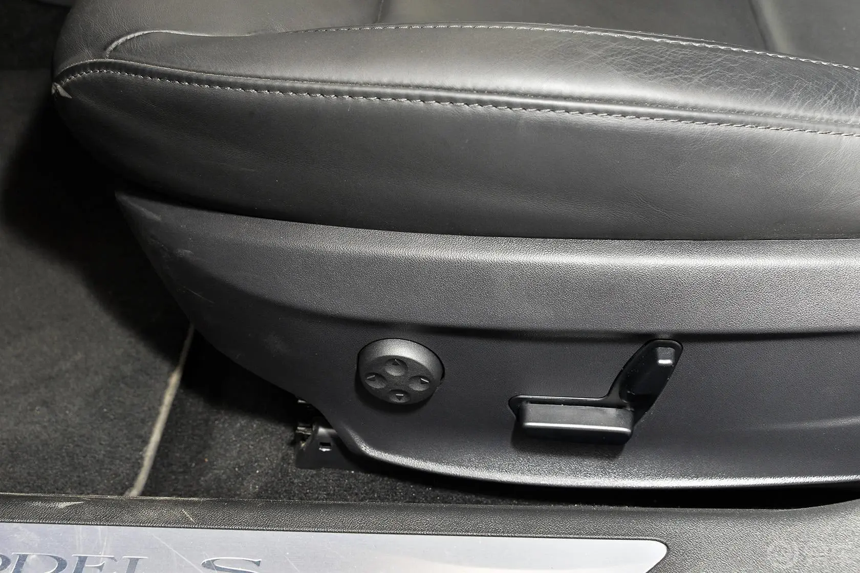 Model S70D座椅调节键