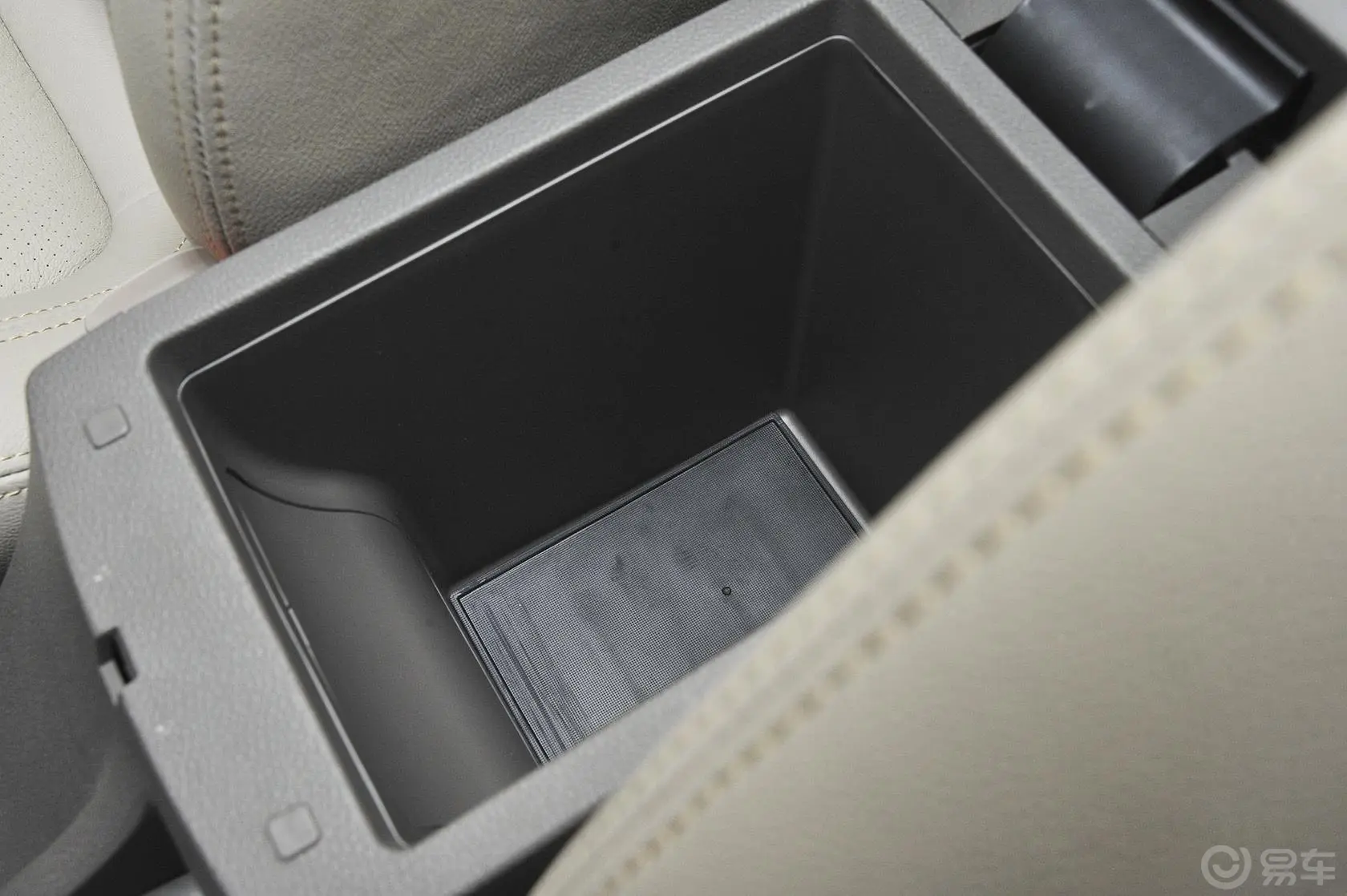 景逸S501.6L CVT 尊享型前排中央扶手箱空间