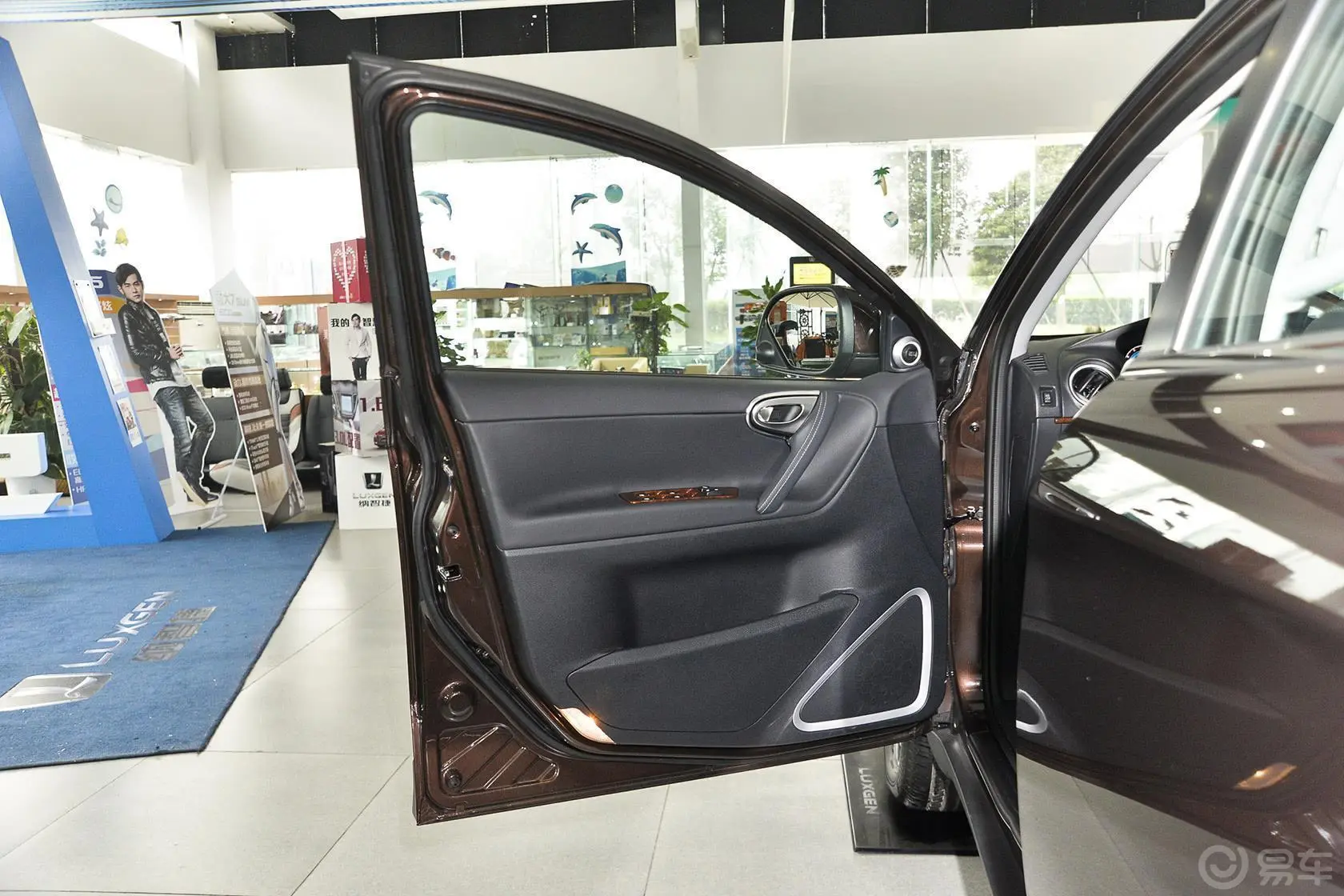 大7 SUV2.2T 自动 两驱 智尊型驾驶员侧车门内门板