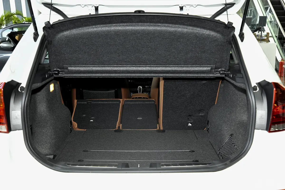 宝马X1xDrive28i X设计套装行李箱空间（后排左放倒）