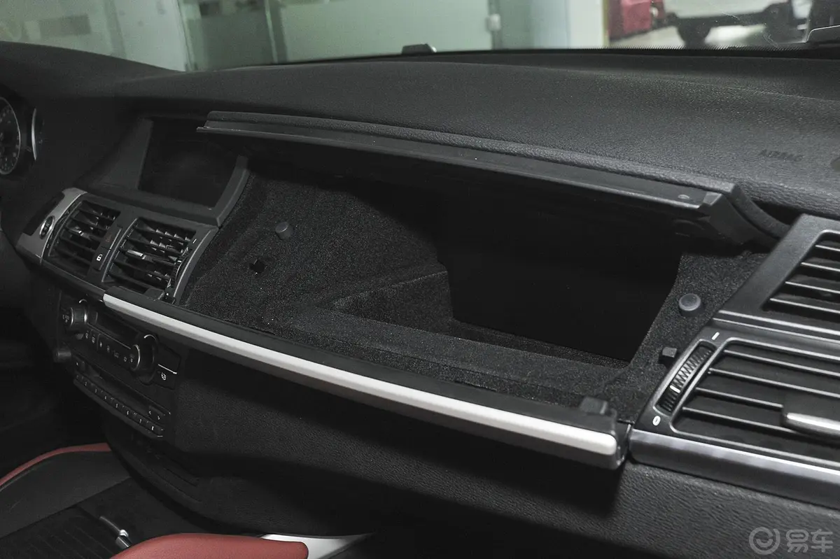 宝马X6xDrive35i 中东版手套箱