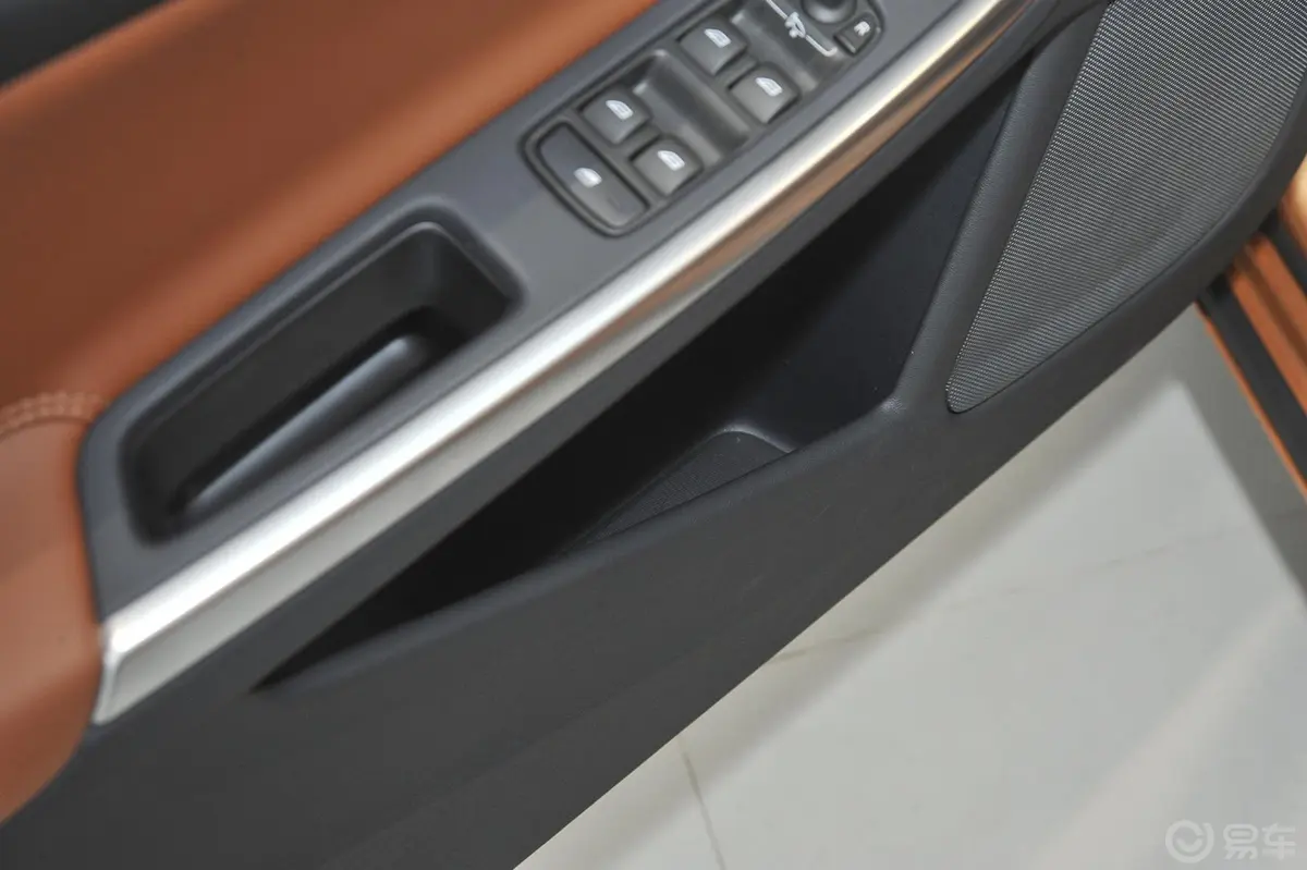 沃尔沃S602.0T 手自一体 T5 智驭版驾驶员门储物盒