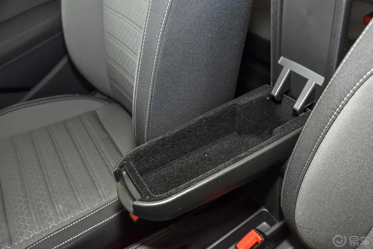 Polo1.6L 手动 舒适版前排中央扶手箱空间