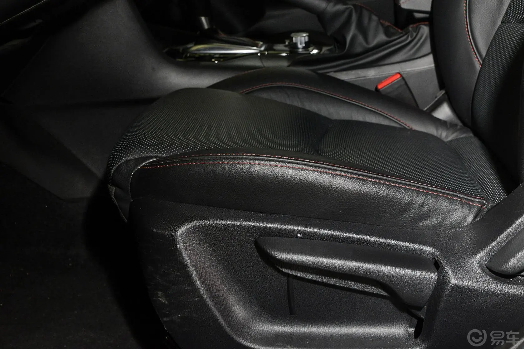 马自达3 昂克赛拉两厢 2.0L 自动 旗舰型座椅调节键