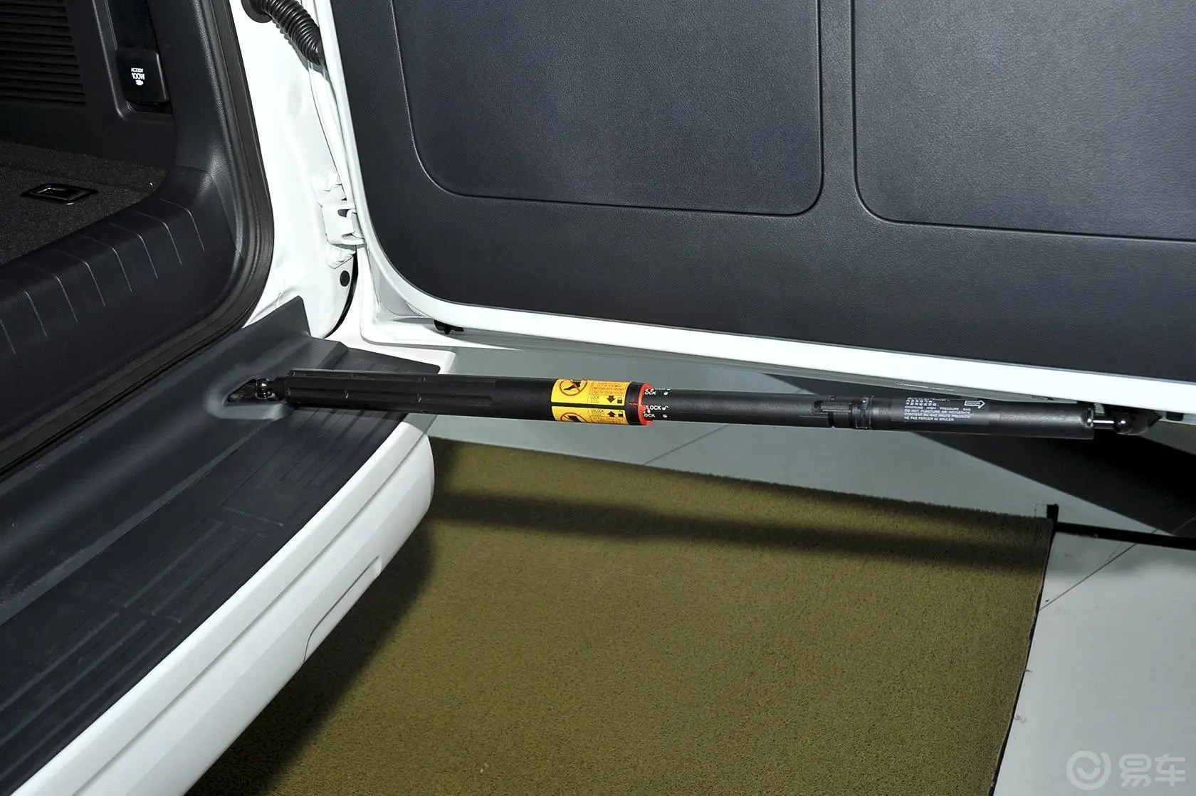 普拉多2.7L 自动 豪华版行李厢支撑杆