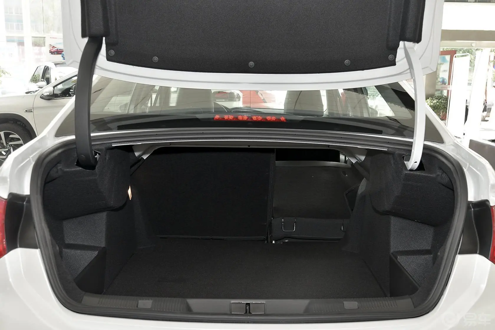 雪铁龙C4L1.2T 自动 尊贵版行李箱空间
