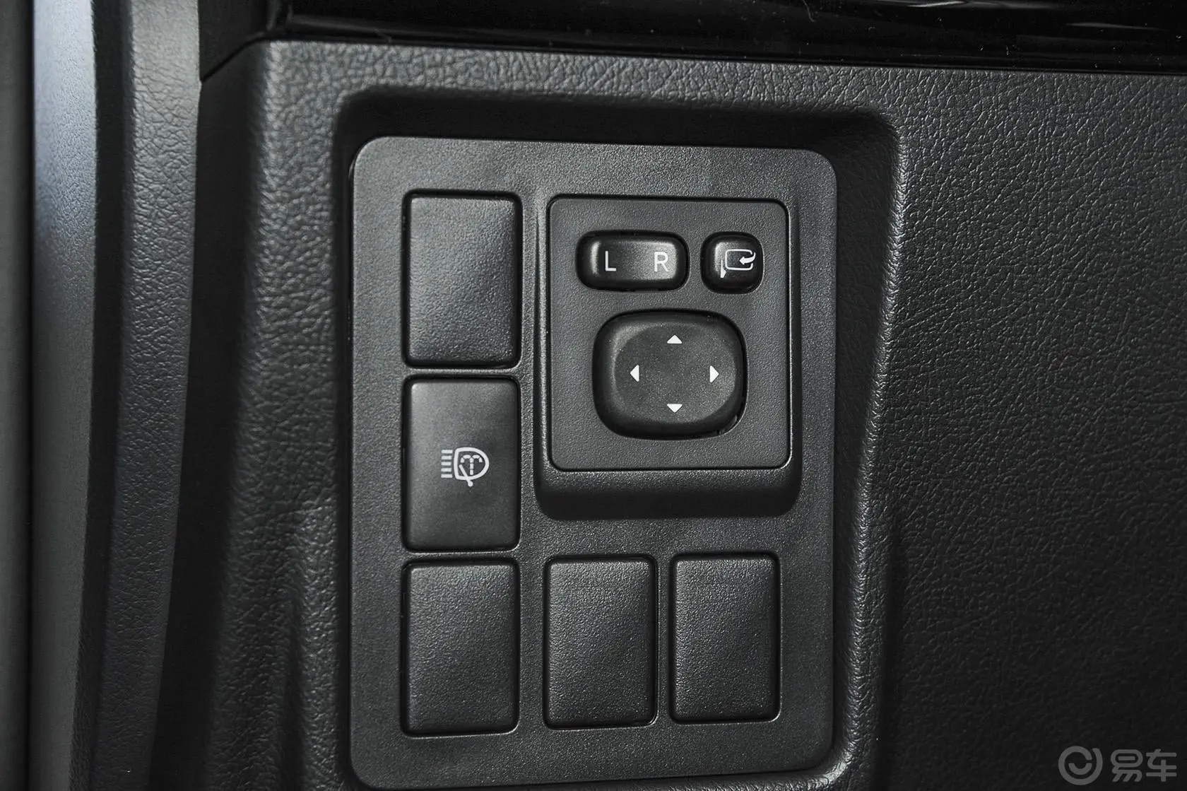 普拉多2.7L 自动 豪华版外后视镜控制键