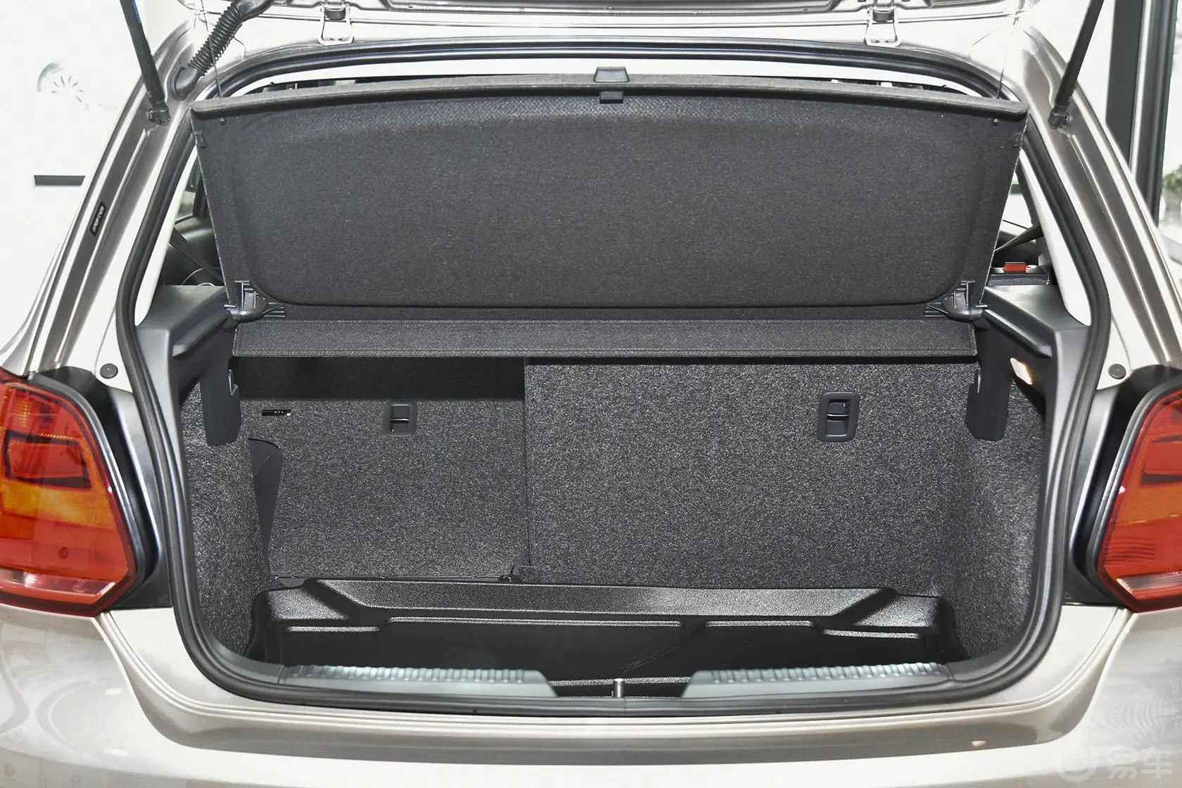 Polo1.6L 手动 舒适版行李箱空间（后排左放倒）