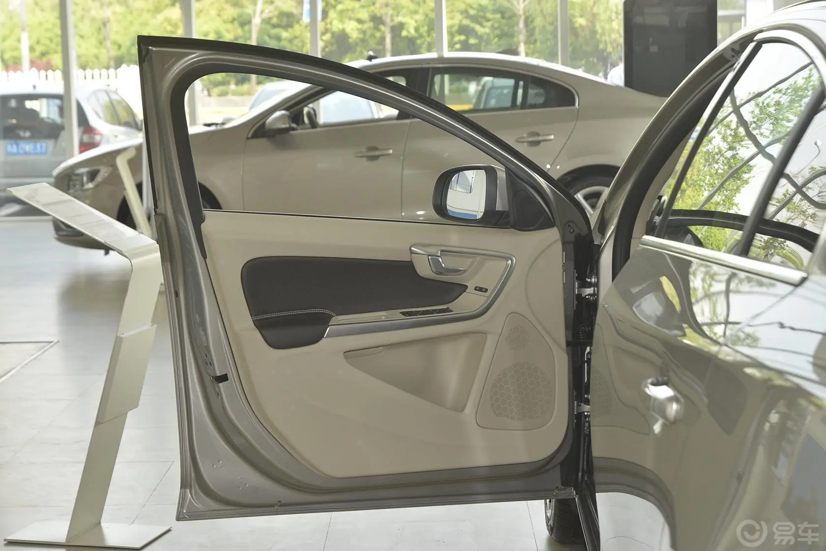 沃尔沃S602.0T 手自一体 智远版驾驶员侧车门内门板