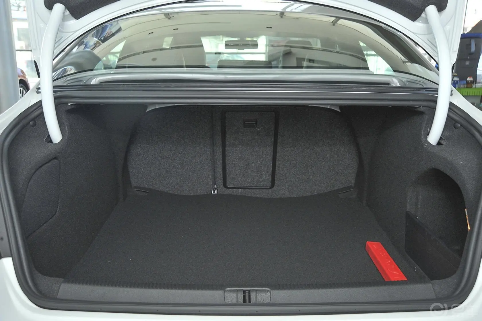 一汽-大众CC1.8T 双离合 尊贵型行李箱空间