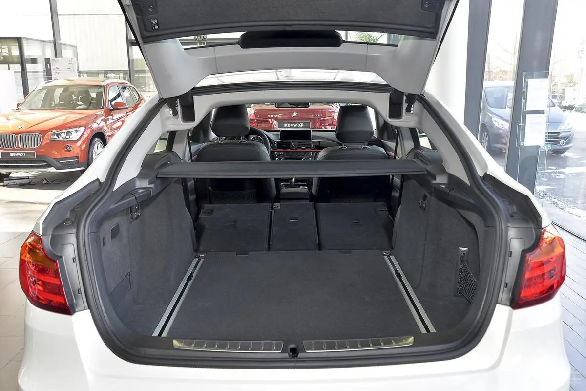 宝马3系GT320i 设计套装型行李箱空间（后排全放倒）