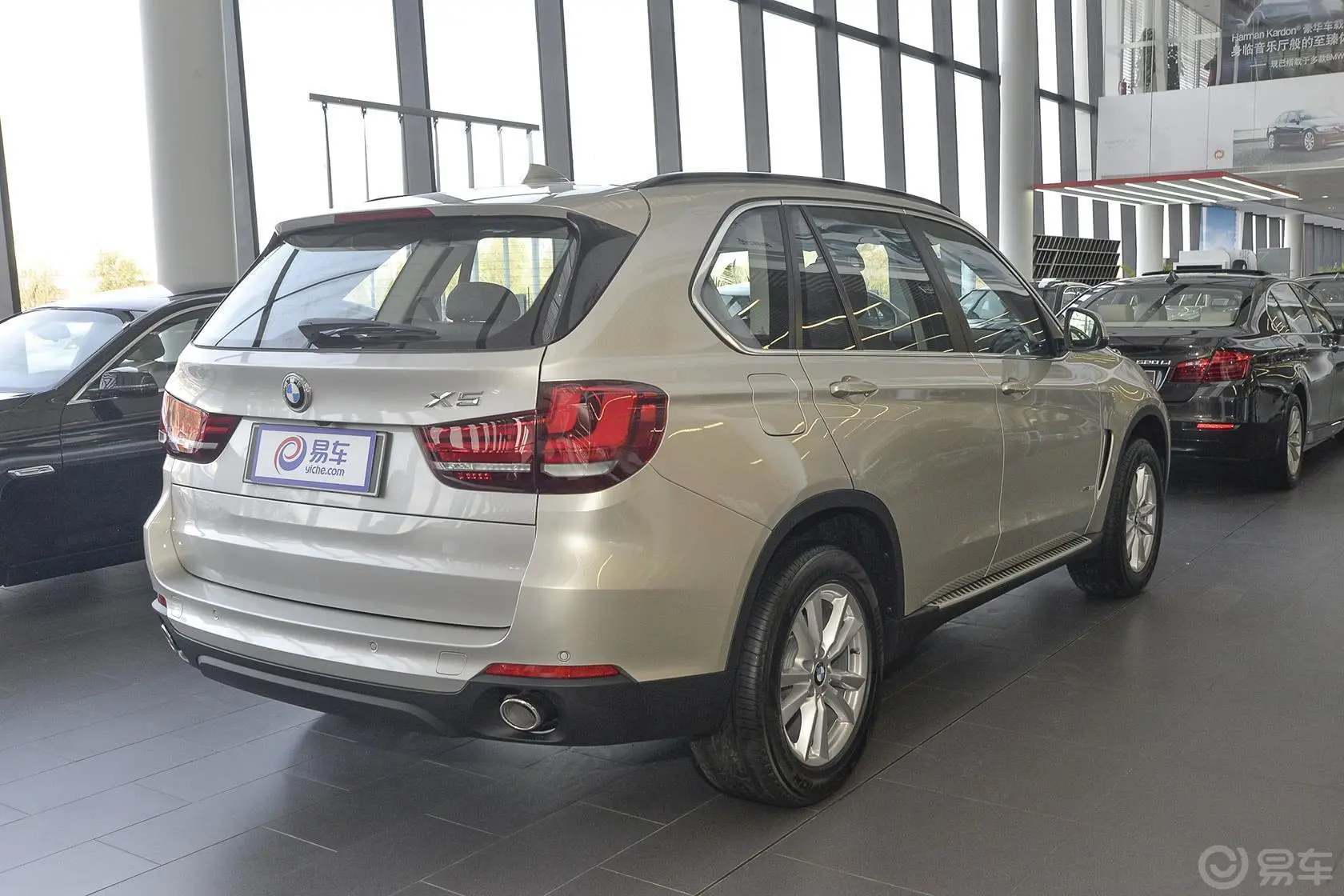 宝马X5(进口)xDrive28i侧后45度车头向右水平