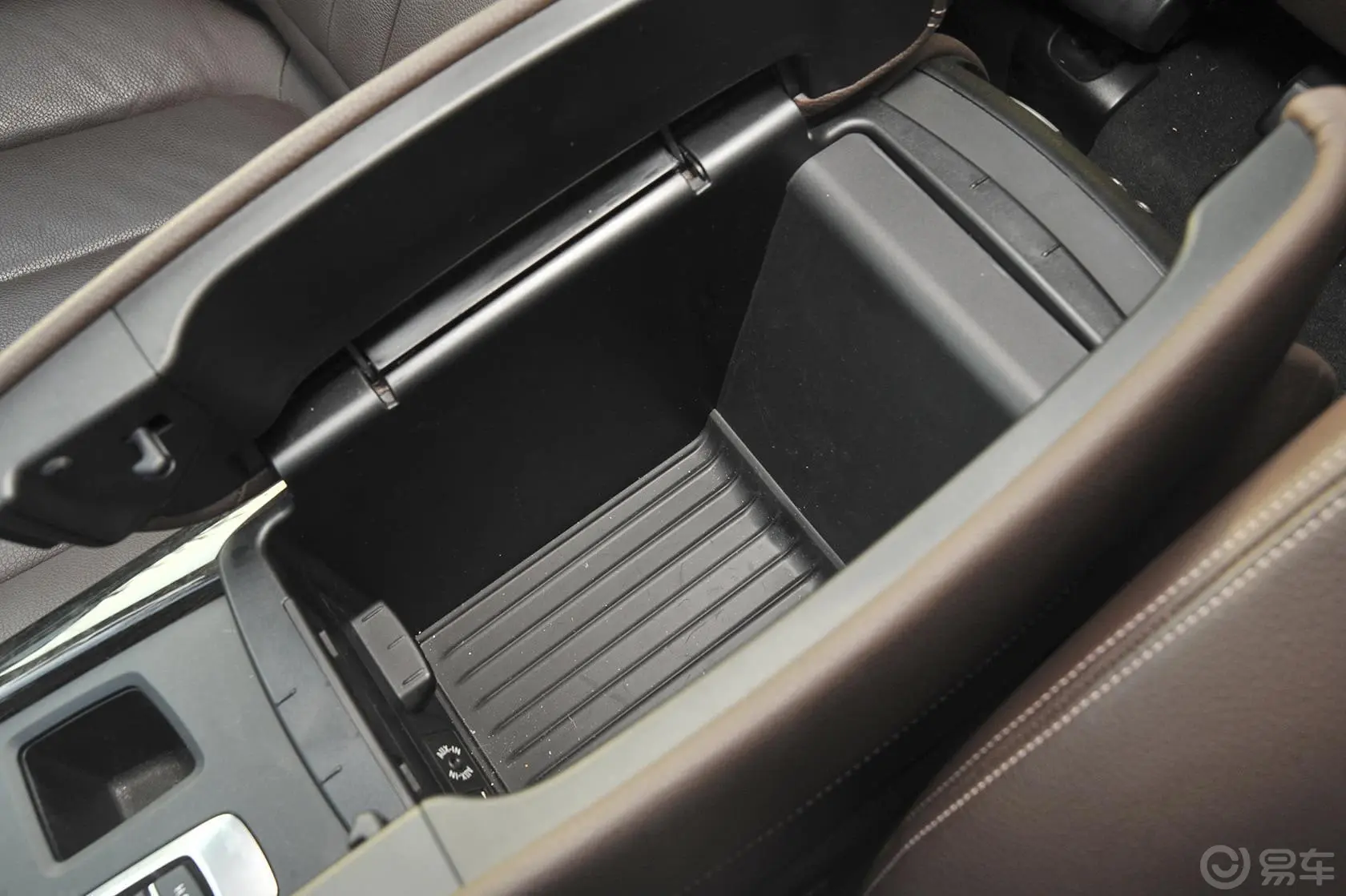 宝马X5(进口)xDrive35i 领先型前排中央扶手箱空间