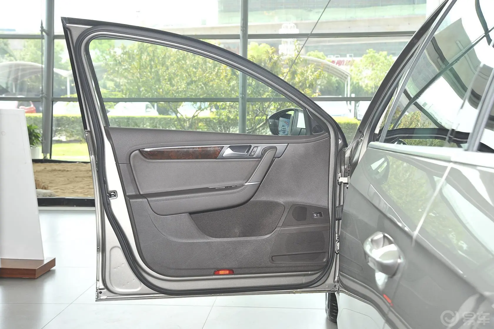迈腾(进口)旅行版 2.0TSI 舒适型驾驶员侧车门内门板