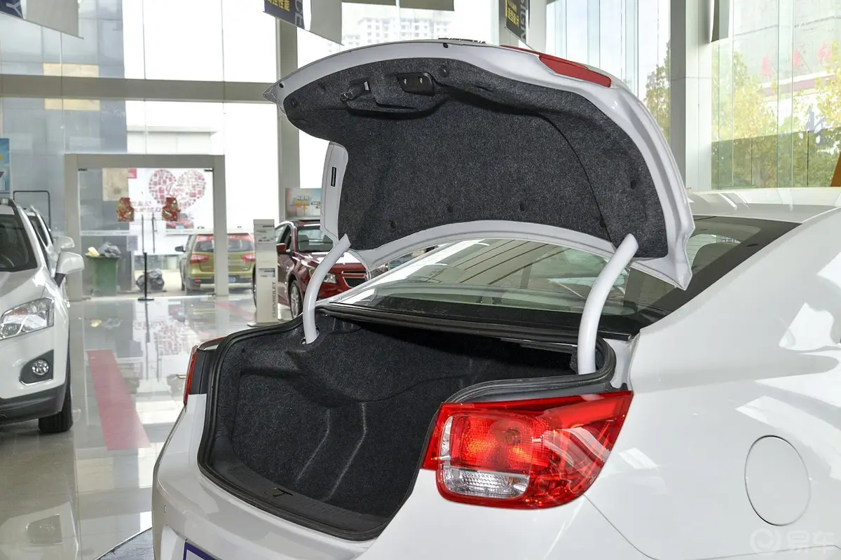 迈锐宝2.0L 手自一体 舒适版行李厢开口范围