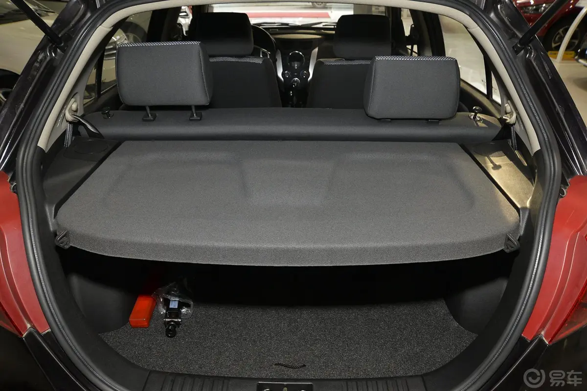 夏利N71.3L 手动 运动豪华型行李箱空间