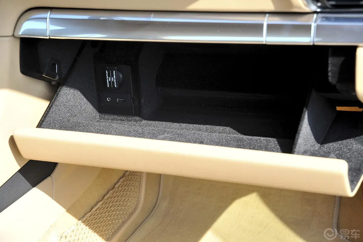 保时捷911Carrera 3.4L Style Edition手套箱