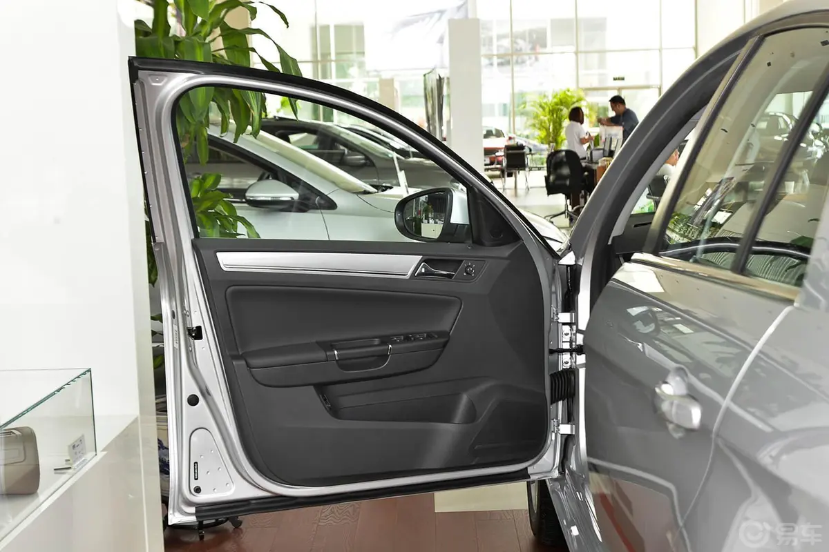 宝来质惠版 1.6L 手动舒适型驾驶员侧车门内门板