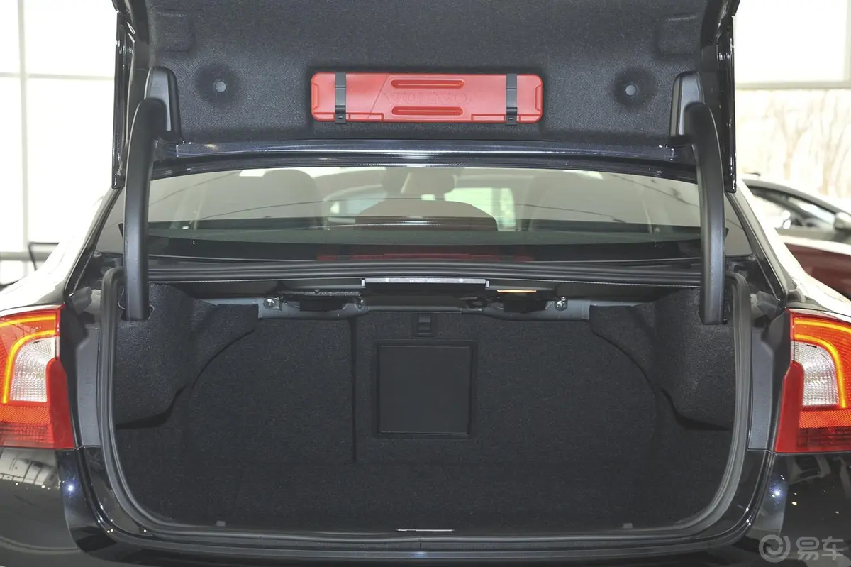 沃尔沃S602.0T 手自一体 T5 智越版行李箱空间