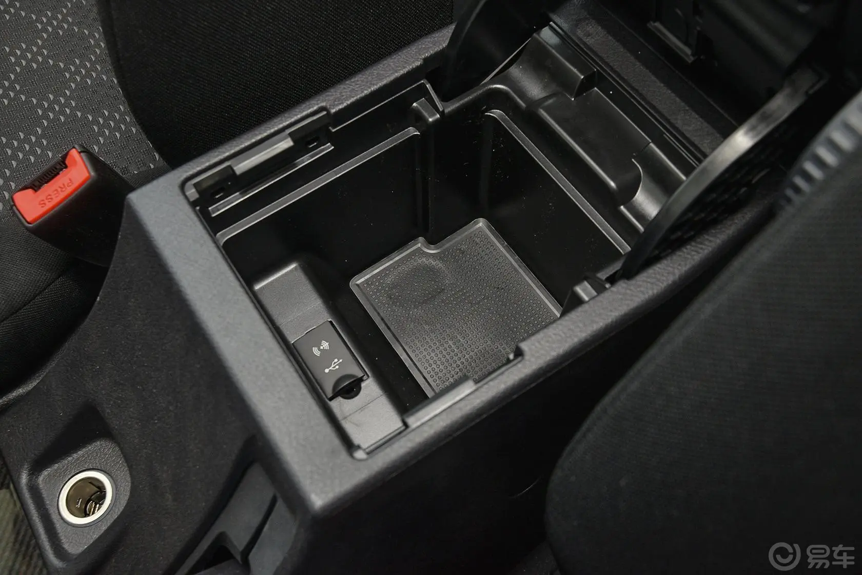 哈弗H5经典2.0L 手动 四驱 进取型前排中央扶手箱空间