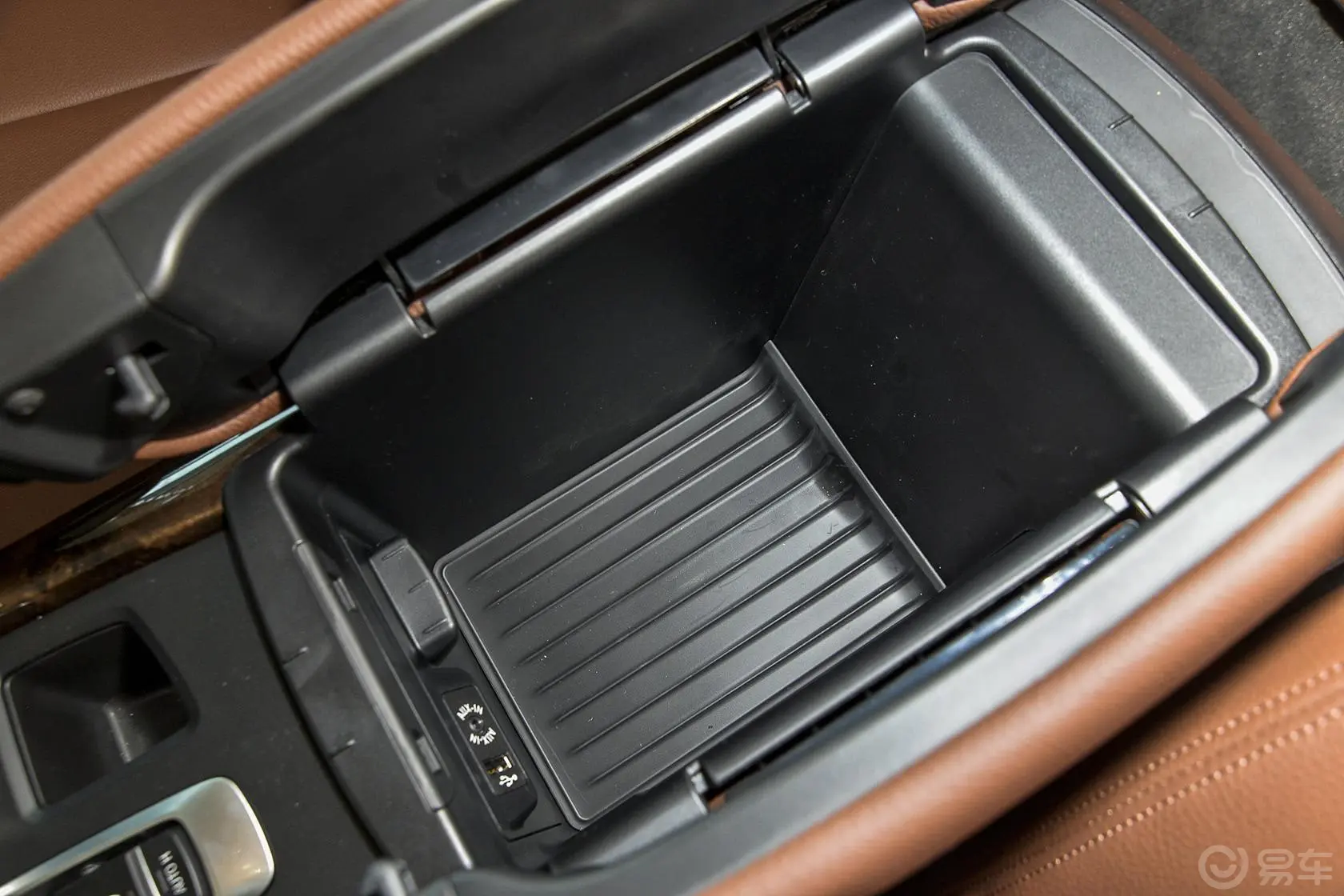宝马X5(进口)xDrive35i 典雅型前排中央扶手箱空间