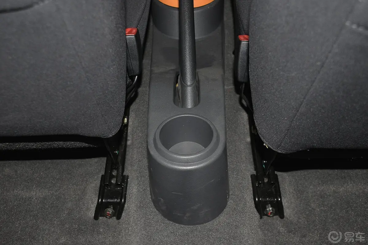丘比特1.3L MT GL Csport 青葱型前排中央扶手箱空间