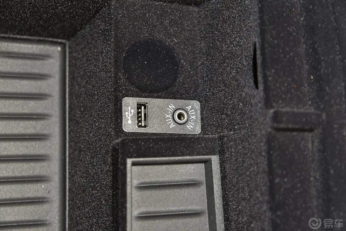 宝马5系(进口)520i 典雅型USB接口