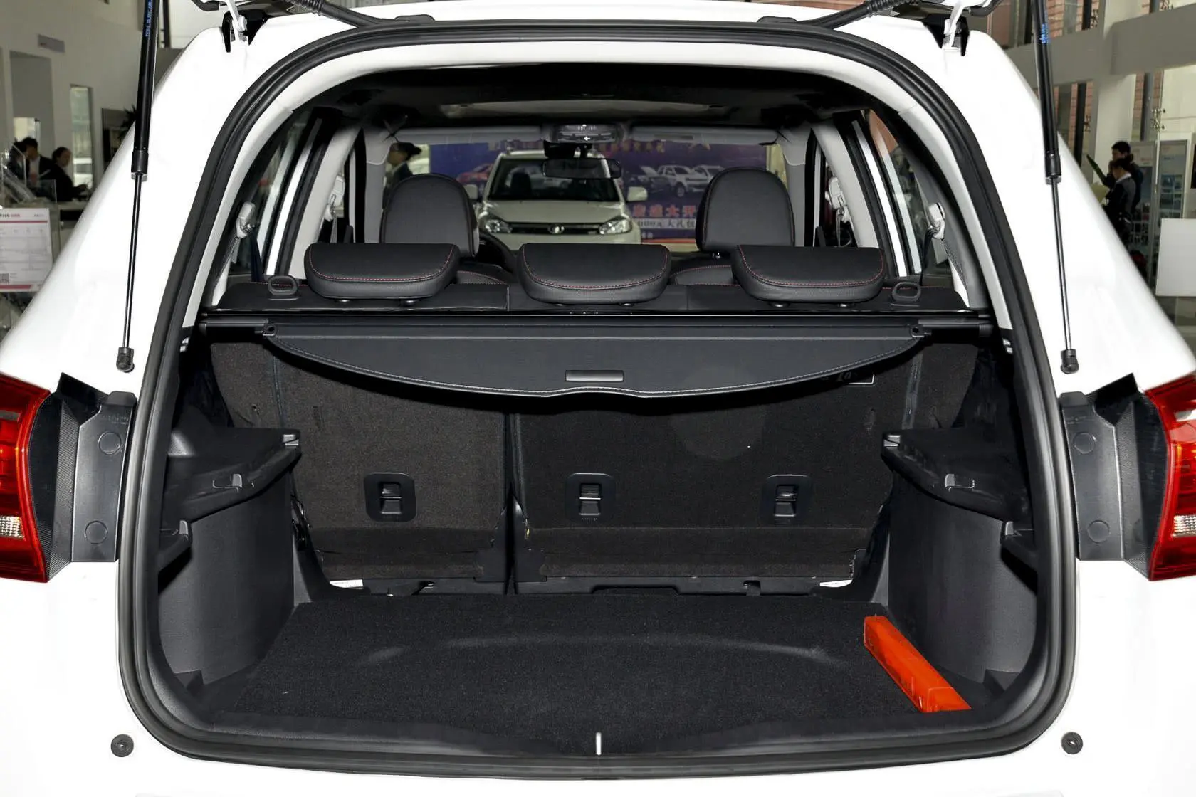 哈弗H6运动版 2.4L 自动 两驱 精英型行李箱空间