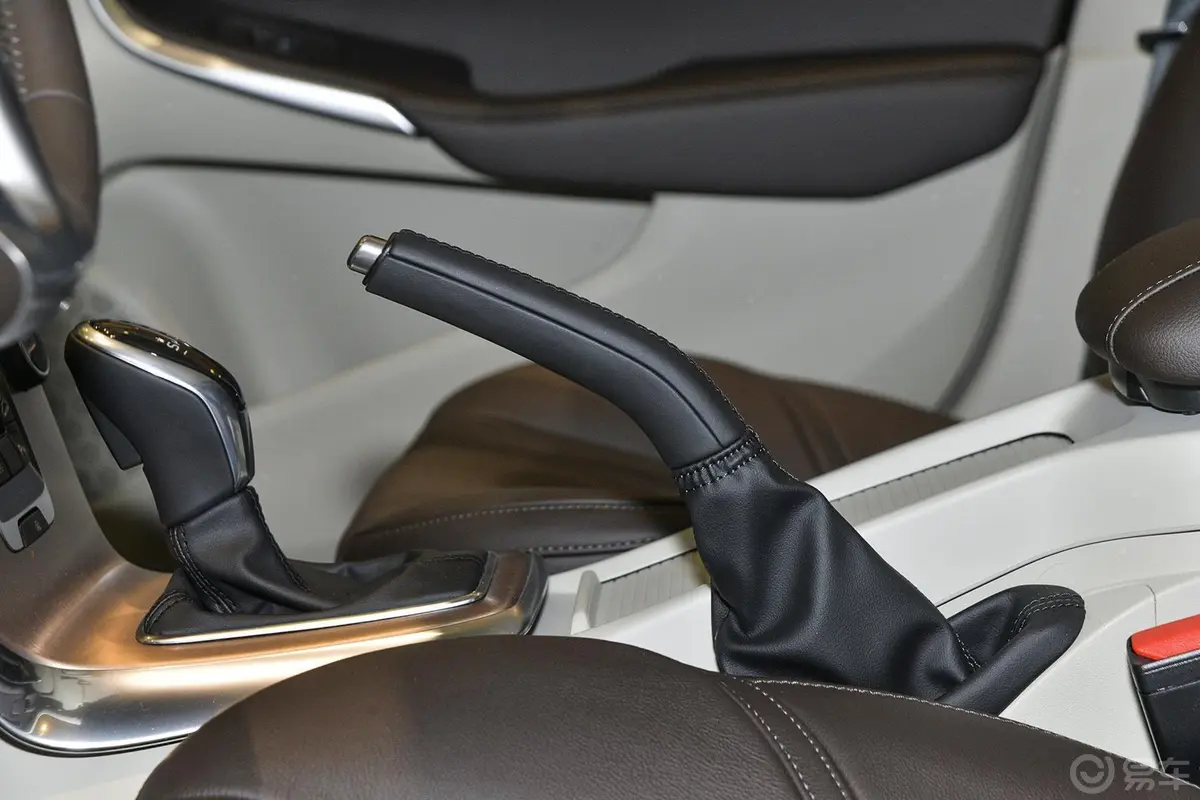 沃尔沃V40Cross Country 2.0T T5 AWD 智雅版驻车制动（手刹，电子，脚刹）