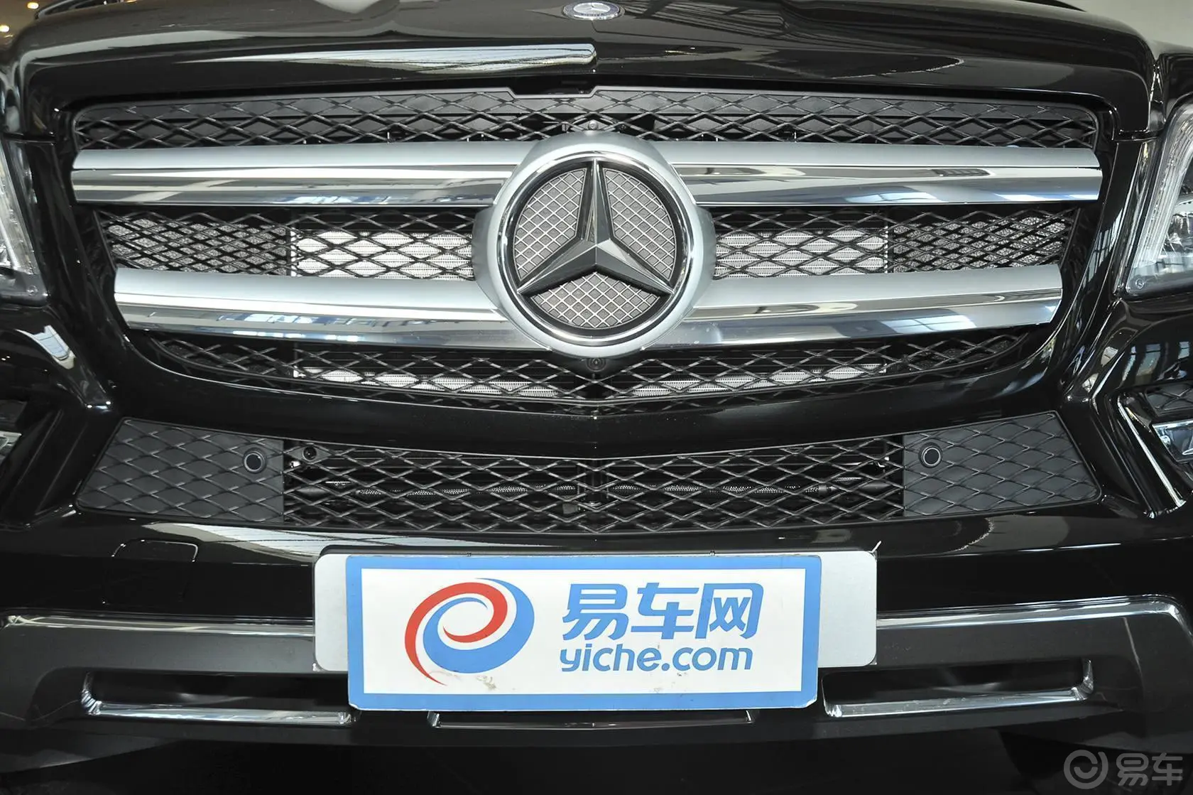 奔驰GL级400 4MATIC 豪华型前格栅侧俯拍