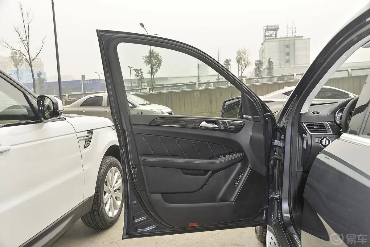 奔驰GL级GL450 4MATIC 美规版驾驶员侧车门内门板