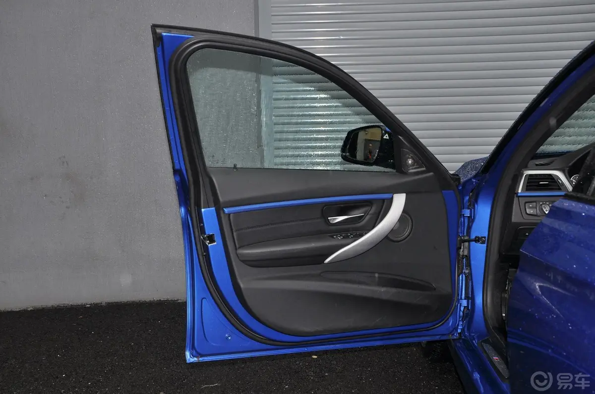 宝马3系328i xDrive M 运动型驾驶员侧车门内门板