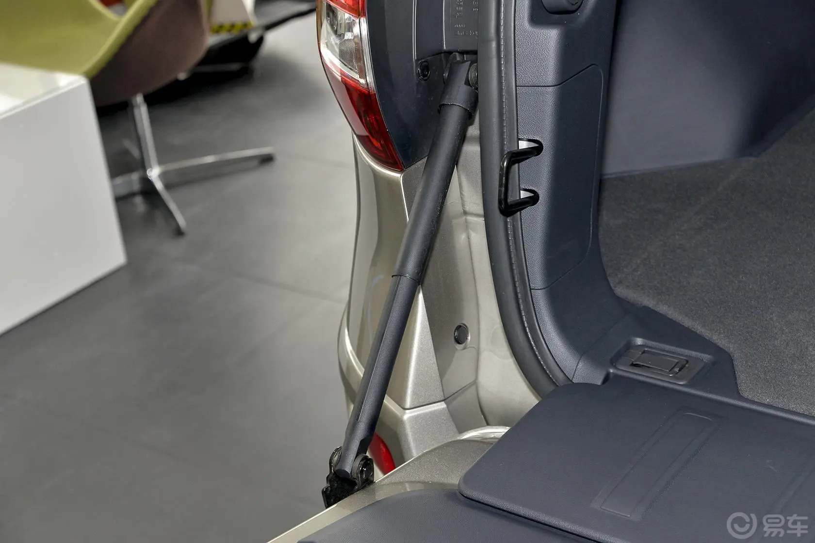 科雷傲(进口)2.0L 两驱 舒适版行李厢支撑杆