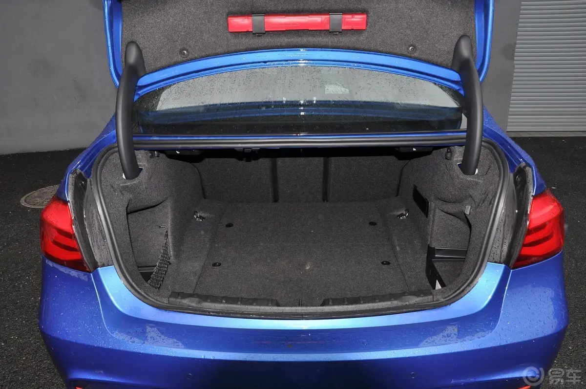 宝马3系328i xDrive M 运动型行李箱空间
