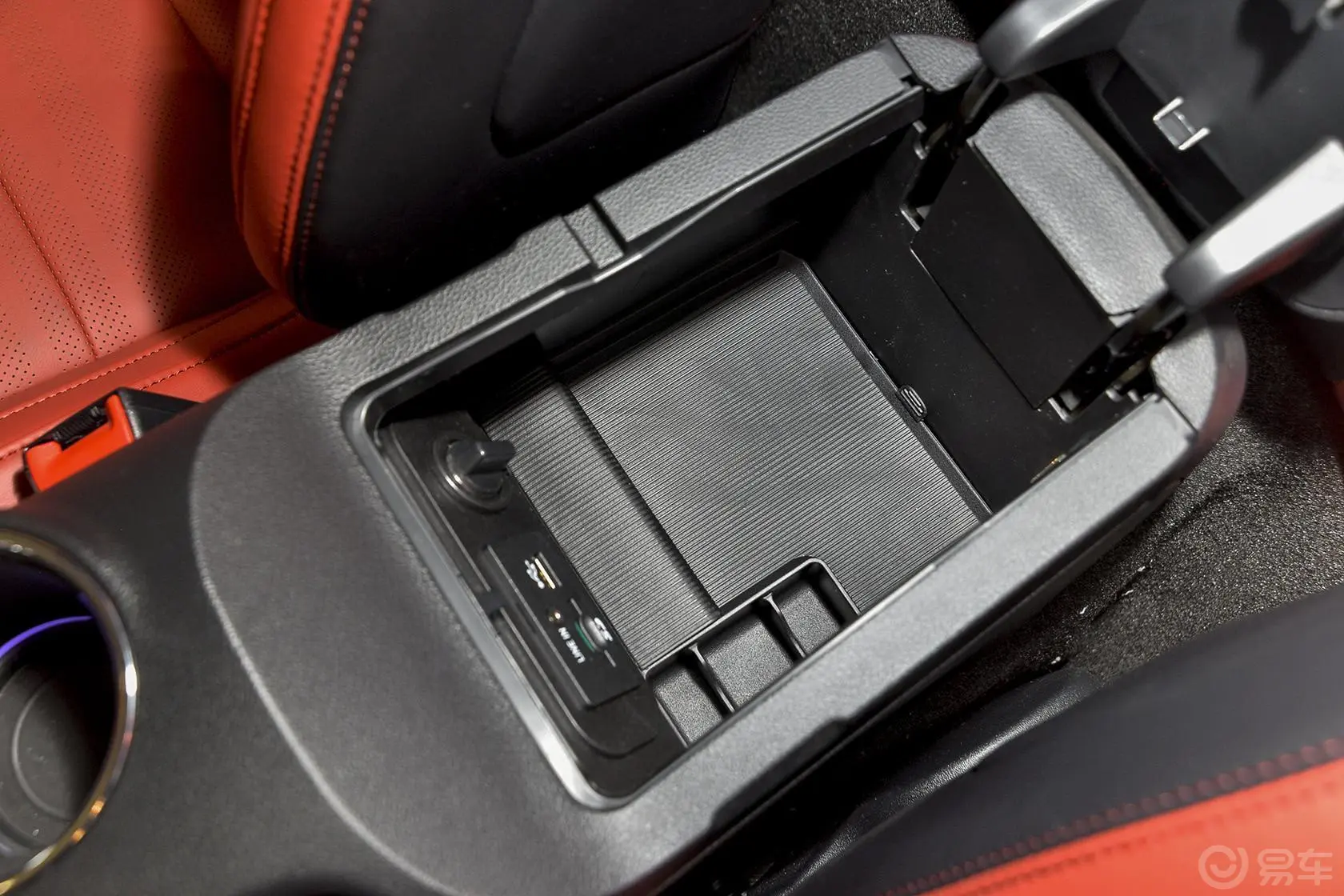 Mustang5.0L GT 手自一体 运动版前排中央扶手箱空间