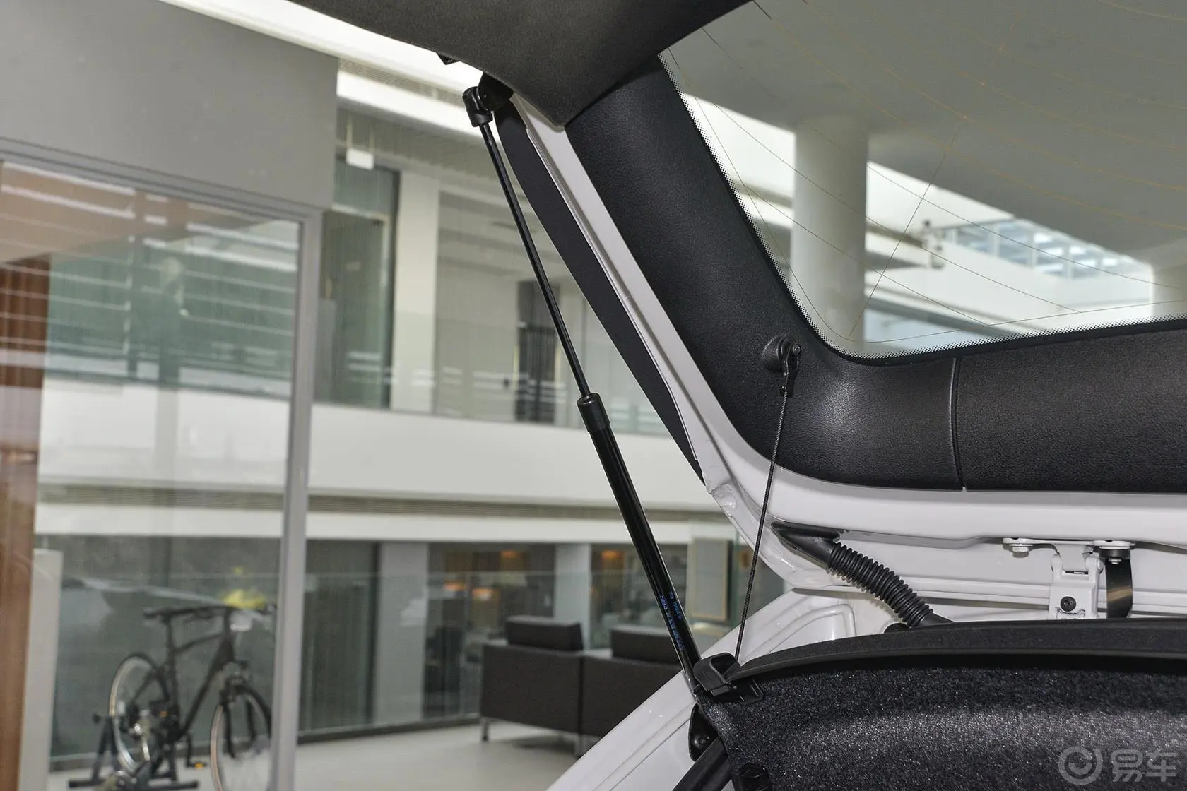 宝马X1sDrive18i 领先晋级版行李厢支撑杆